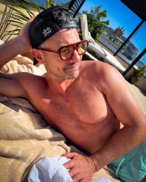 Warren Brown Instagram - New gigs who dis!? 

*not my gigs… 🤣

#barcelona 🇪🇸
