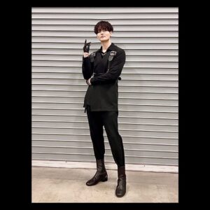 Wataru Komada Instagram - ヒプノシスマイク9th LIVE
 ≪ZERO OUT≫ 

今回は黒が全体テーマカラーでした！

〜Day1〜
jacket: patterntorso

pants: WEWILL (@wewill_official )

boots: RAF SIMONS
(@rafsimons)

〜Day2〜
leather vest: 
COMME des GARÇONS (@commedesgarcons )

tie: ato(@ato_official_ )

pants: Danke Schön
(@dankeschon_official)

shoes: CIVARIZE (@civarize_official)

other items: unknown

#2023
#衣装
#イベント
#event
#ライブ
#live
#photo 
#fashion