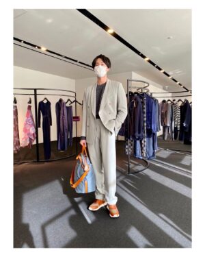 Wataru Komada Instagram - 今年大変お世話になったアルマーニさん。その新作展示会になんと招待して頂きました！

ジョルジオ•アルマーニの2種を着用させて頂きました。小物も靴もどれも素敵な存在感を放ってました！

上品で肌触りの良い上質な生地。これはずーっと着ていたくなる。流石の着心地とエレガントさでした。
大きくてもシルエットが膨らんで見えないのがとてもありがたいですね。
腕が長めなのも個人的には◎

エンポリオ･アルマーニの方もコンセプトが可愛くて全部着てみたかったです！

photo: @st_naoki.asai 

#アルマーニ
#ジョルジオアルマーニ 
#エンポリオアルマーニ
#armani 
#giorgioarmani 
#emporioarmani