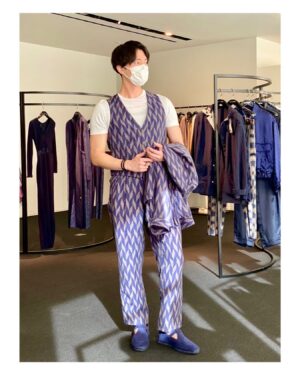 Wataru Komada Instagram - 今年大変お世話になったアルマーニさん。その新作展示会になんと招待して頂きました！

ジョルジオ•アルマーニの2種を着用させて頂きました。小物も靴もどれも素敵な存在感を放ってました！

上品で肌触りの良い上質な生地。これはずーっと着ていたくなる。流石の着心地とエレガントさでした。
大きくてもシルエットが膨らんで見えないのがとてもありがたいですね。
腕が長めなのも個人的には◎

エンポリオ･アルマーニの方もコンセプトが可愛くて全部着てみたかったです！

photo: @st_naoki.asai 

#アルマーニ
#ジョルジオアルマーニ 
#エンポリオアルマーニ
#armani 
#giorgioarmani 
#emporioarmani