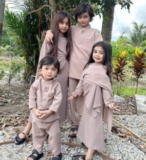 Wawa Zainal Instagram - Mmmm raya ke dua sama je.. tak de perfect photo🥲

Semalam sedap kan hati xpe la esok mesti ada gambar yg ok. Namun hampa dan kecewa🤣 attar nak menangis kepanasan .. tapi tempat uall panas tak? Merasa kan panas betul ye raya kali ni. On ac pon mcm tak jalan😂 

Baju raya kedua @hijabista.hub @soultanofficial_