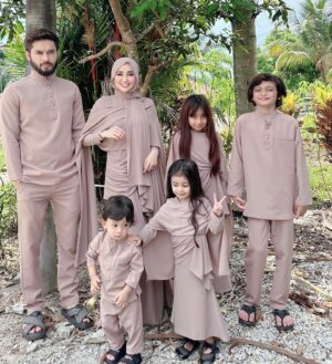 Wawa Zainal Instagram - Mmmm raya ke dua sama je.. tak de perfect photo🥲

Semalam sedap kan hati xpe la esok mesti ada gambar yg ok. Namun hampa dan kecewa🤣 attar nak menangis kepanasan .. tapi tempat uall panas tak? Merasa kan panas betul ye raya kali ni. On ac pon mcm tak jalan😂 

Baju raya kedua @hijabista.hub @soultanofficial_