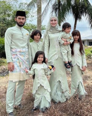 Wawa Zainal Instagram - Terpaling lambat upload gambar raya😂 tak de gambar yang ok😭😭 terus rasa nak tutup kilang.. susah betul nak begambar anak 4😩

Selamat hari raya maaf zahir batin ya

Btw siapa pakai sebijik mcm wawa raya pertama?? 

@hijabista.hub @soultanofficial_