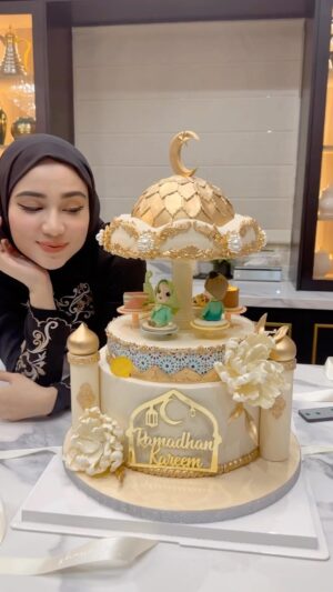 Wawa Zainal Instagram - Mcm mana nak makan cake ni 😂sayang nak potong.. 

Tq @wanielena syg😘