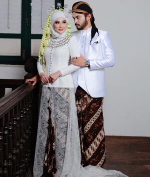 Wawa Zainal Instagram - iki bojoku🥰 ganteng ngak?

makeup by @applebusana 
attire @embun_wedding 
stylist by @feiruzsohor 
📸 @budak.tadika 

#wawaxrozyana