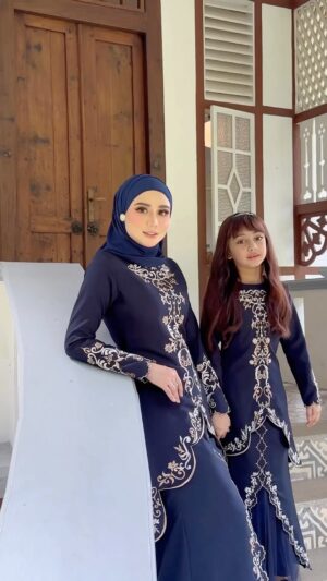 Wawa Zainal Instagram - Pening la nak pakai tema warna apa ek tahun ni😩

Siapa tema navy blue? Kumpul siniiiii..🙋🏼🙋‍♀️

Kebaya hayla @hijabista.hub @soultanofficial_