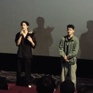 Wayne Song Instagram - 跟愷桐一起來支持飛魚兄弟們的新戲《 #我想和你在一起 》，時間過得很快，那天大家還一起去探班，今天就在電影院看著大家的作品，很微妙的感覺。宏軒飾演的宇光癡情又溫暖、非常討喜。善存飾演的王子真的帥到分手。

映彤妹妹是我的大學學妹，我們在校內就曾有許多機會觀賞過彼此的演出，她甚至幫忙演出過我導演課的作業，時光荏苒，多年後在大螢幕上見到她自然又有魅力的表演，很感動、也很開心！超讚！🫶🏻🫶🏻🫶🏻

推薦大家一起進戲院支持 #我想和你在一起 ，一起在笑聲與眼淚中，重回那段青春的美好回憶。

#謝謝宏軒包場邀請 
@lovebesideme2024 
@xuan_0814 
@charles_lisr 
@yingtung_lin 
@kaihsu_ 
@taro_yu_tung