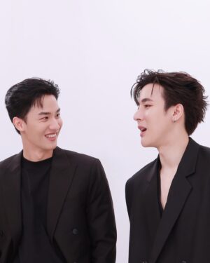 Weerayut Chansook Instagram - รูปร่างหน้าตาแบบนี้ ถามหน่อยสิพี่ สามสามได้งะ @tawan_v 🎂💛💙