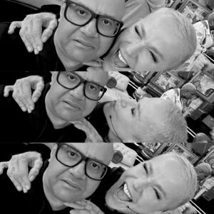 Welder Rodrigues Instagram - Xuxa sempre insistindo para tirar fotos comigo………… @xuxameneghel 😂♥️