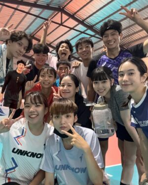 Wen-Ling Cheng Instagram - 最近運動的方向🌞（結果除了騎腳踏車其他都是排球）

前陣子和國小球隊的同學跟教練吃飯
聊了很多小時候不會知道背後的故事
大學時我一直在說認識的朋友80%以上都是在球場上認識的
畢業後也因為打排球認識了好多人
不管任何時候都覺得國小有開始打排球真是太好了