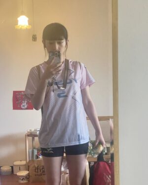 Wen-Ling Cheng Instagram - 最近運動的方向🌞（結果除了騎腳踏車其他都是排球）

前陣子和國小球隊的同學跟教練吃飯
聊了很多小時候不會知道背後的故事
大學時我一直在說認識的朋友80%以上都是在球場上認識的
畢業後也因為打排球認識了好多人
不管任何時候都覺得國小有開始打排球真是太好了