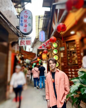 Wen-Sing Huang Instagram - 天氣好到九份老街走走，人潮洶湧😆太陽下山後起濃霧有著仙境般的風景，拍了好幾張照片😎😎😎

襯衫 @hellocindy0226 

#黃文星 #huangwenhsing #九份老街 #天氣真好 #人超多😆