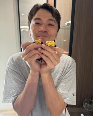 Wen-Sing Huang Instagram - 很珍惜這份幸福🥰
生日有家人朋友兄弟、元帥幫我過生日，還有一群支持我的粉絲同學們給祝福，內心好溫暖☺️謝謝大家🙏
生日願望是希望大家都平安健康，無憂無慮天天快樂、錢財好運旺旺來🎉🥳

#黃文星 #huangwenhsing #生日快樂 #謝謝大家 #生日願望