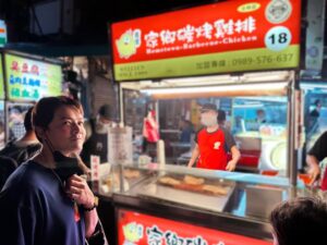 Wen-Sing Huang Instagram - 拍了一整天的戲，下班突然很想吃碳烤雞排🤤立馬衝來🤣🤣🤣

#黃文星 #huangwenhsing #碳烤雞排 #士林夜市 #明天再減肥了啦