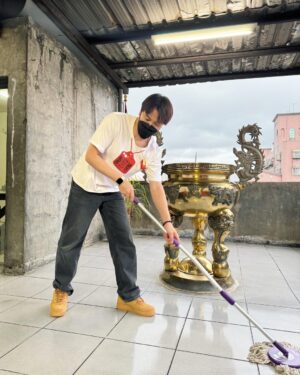 Wen-Sing Huang Instagram - 我在宮裡當清潔工啦🤣🤣🤣

#黃文星 #huangwenhsing #宮廟 #清潔人員 #中壇元帥
