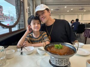 Wen-Sing Huang Instagram - 接小星放學再去吃晚餐，開啟週末儀式啦☺️

#黃文星 #huangwenhsing #小星