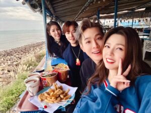 Wen-Sing Huang Instagram - 從殺青後一直約吃飯，終於約成啦😆在海邊吃泡麵別有一番風味欸～然後話匣子一開根本停不下來啊🤣🤣🤣下次帶小孩一起露營啦⛺️
@joshwu0922  @sabrinapai0420 

#黃文星 #huangwenhsing #海邊吃泡麵 #終於約成啦 #兄弟