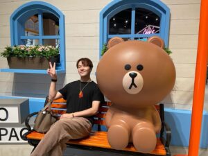 Wen-Sing Huang Instagram - 帶小星入住台中麗寶樂園Line主題房，再去熊大的麗寶小鎮玩，各式各樣的主題商店和人物，好像走進Line裡面🤩沒想到我也被它們萌翻了😆實在太可愛～太好拍了～

#黃文星 #huangwenhsing #台中麗寶樂園 #line主題房 #雄大的麗寶小鎮 #台中住宿 #台中景點