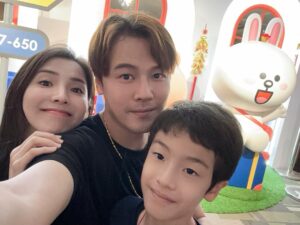 Wen-Sing Huang Instagram - 帶小星入住台中麗寶樂園Line主題房，再去熊大的麗寶小鎮玩，各式各樣的主題商店和人物，好像走進Line裡面🤩沒想到我也被它們萌翻了😆實在太可愛～太好拍了～

#黃文星 #huangwenhsing #台中麗寶樂園 #line主題房 #雄大的麗寶小鎮 #台中住宿 #台中景點