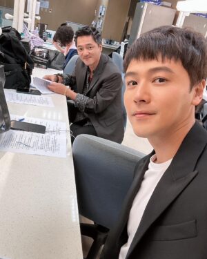 Wen-Sing Huang Instagram - 蔡龍爸爸真的是個溫暖的爸爸啊☺️ @weihau_0107 
@ftvdiary 

#黃文星 #huangwenhsing #愛的榮耀 #民視八點檔 #冠廷 #拍戲中