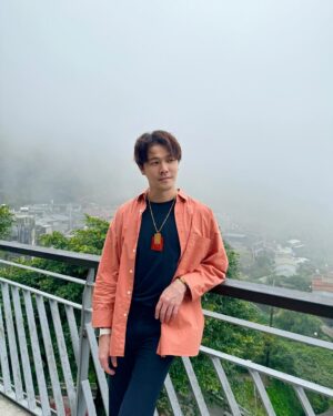 Wen-Sing Huang Instagram - 天氣好到九份老街走走，人潮洶湧😆太陽下山後起濃霧有著仙境般的風景，拍了好幾張照片😎😎😎

襯衫 @hellocindy0226 

#黃文星 #huangwenhsing #九份老街 #天氣真好 #人超多😆