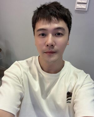 Wen-Sing Huang Instagram - 原本想把頭髮留成中長髮，但撐不了多久還是剪短啦🤣🤣🤣

#黃文星 #huangwenhsing #剪髮 #短髮 #想留鄭伊健頭髮欸😂
