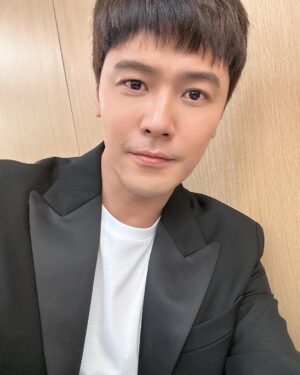Wen-Sing Huang Instagram - 蔡龍爸爸真的是個溫暖的爸爸啊☺️ @weihau_0107 
@ftvdiary 

#黃文星 #huangwenhsing #愛的榮耀 #民視八點檔 #冠廷 #拍戲中