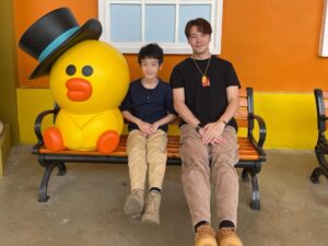 Wen-Sing Huang Instagram - 帶小星入住台中麗寶樂園Line主題房，再去熊大的麗寶小鎮玩，各式各樣的主題商店和人物，好像走進Line裡面🤩沒想到我也被它們萌翻了😆實在太可愛～太好拍了～

#黃文星 #huangwenhsing #台中麗寶樂園 #line主題房 #雄大的麗寶小鎮 #台中住宿 #台中景點