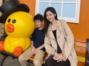 Wen-Sing Huang Instagram - 帶小星入住台中麗寶樂園Line主題房，再去熊大的麗寶小鎮玩，各式各樣的主題商店和人物，好像走進Line裡面🤩沒想到我也被它們萌翻了😆實在太可愛～太好拍了～

#黃文星 #huangwenhsing #台中麗寶樂園 #line主題房 #雄大的麗寶小鎮 #台中住宿 #台中景點