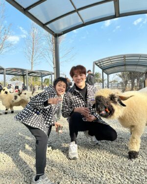 Wen-Sing Huang Instagram - 上週「廢物媽媽育兒農場」 @love_alpaca0316 一日遊。
出門玩當然要打扮一下啦😎今天穿的父子裝，是在路上不會撞衫獨一無二的財財手作服飾，從布料挑選到設計都可以依照個人喜好去訂製，而且面料舒服做工細緻，結合日系風格造型，獨特帥氣，親子裝是他們的暢銷款👍如果想逛逛，可以直接到新竹廢物媽媽育兒農場裡面選購！
採預約制的農場很特別，每個小動物都有他們自己的名字，農場內不會有異味，反而是太陽光線充足動線規劃也很好，能感受得到牠們是有被用心照顧的寵物👍面對人群不會恐懼或有攻擊性，裡面有水豚君、浣熊、梅花鹿、羊駝、小馬等，一大堆可愛的小動物，牠們既溫馴又熱情，不停的吃著我們餵食的牧草和紅蘿蔔，還可以輕輕的撫摸牠們和牠們拍拍照，超級療癒～
但是小星看到什麼都說想要養！真是嚇死我了🤣🤣🤣
和小動物們玩了一圈後再到市集逛逛，除了有販售服飾外，還有精美紀念品、玩偶、餅乾等，我們買了一盒很好吃的甜餅乾，回家的路上邊吃邊回味🥰
晚上小星秒睡，臉上仍掛著笑容☺️廢媽媽農場很適合全家大小來玩，小孩可以放電、媽媽可以逛服飾拍美照、還可以近距離觀察可愛動物，真是好所在啊👍
農場資訊👇
廢物媽媽育兒農場
☎：0988-911-572
⏰ : 週一~週日 9:00~16:00
🏠：新竹市香山區海埔路518巷75弄85之1號
注意這裡是網路預約制
要來前要先預約喔！

#黃文星 #huangwenhsing #廢物媽媽育兒農場 #新竹景點 #財財的手作基地 #育兒景點