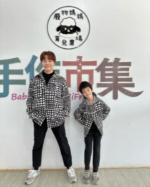 Wen-Sing Huang Instagram - 上週「廢物媽媽育兒農場」 @love_alpaca0316 一日遊。
出門玩當然要打扮一下啦😎今天穿的父子裝，是在路上不會撞衫獨一無二的財財手作服飾，從布料挑選到設計都可以依照個人喜好去訂製，而且面料舒服做工細緻，結合日系風格造型，獨特帥氣，親子裝是他們的暢銷款👍如果想逛逛，可以直接到新竹廢物媽媽育兒農場裡面選購！
採預約制的農場很特別，每個小動物都有他們自己的名字，農場內不會有異味，反而是太陽光線充足動線規劃也很好，能感受得到牠們是有被用心照顧的寵物👍面對人群不會恐懼或有攻擊性，裡面有水豚君、浣熊、梅花鹿、羊駝、小馬等，一大堆可愛的小動物，牠們既溫馴又熱情，不停的吃著我們餵食的牧草和紅蘿蔔，還可以輕輕的撫摸牠們和牠們拍拍照，超級療癒～
但是小星看到什麼都說想要養！真是嚇死我了🤣🤣🤣
和小動物們玩了一圈後再到市集逛逛，除了有販售服飾外，還有精美紀念品、玩偶、餅乾等，我們買了一盒很好吃的甜餅乾，回家的路上邊吃邊回味🥰
晚上小星秒睡，臉上仍掛著笑容☺️廢媽媽農場很適合全家大小來玩，小孩可以放電、媽媽可以逛服飾拍美照、還可以近距離觀察可愛動物，真是好所在啊👍
農場資訊👇
廢物媽媽育兒農場
☎：0988-911-572
⏰ : 週一~週日 9:00~16:00
🏠：新竹市香山區海埔路518巷75弄85之1號
注意這裡是網路預約制
要來前要先預約喔！

#黃文星 #huangwenhsing #廢物媽媽育兒農場 #新竹景點 #財財的手作基地 #育兒景點