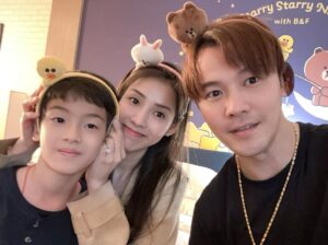 Wen-Sing Huang Instagram - 帶小星入住台中麗寶樂園Line主題房，再去熊大的麗寶小鎮玩，各式各樣的主題商店和人物，好像走進Line裡面🤩沒想到我也被它們萌翻了😆實在太可愛～太好拍了～

#黃文星 #huangwenhsing #台中麗寶樂園 #line主題房 #雄大的麗寶小鎮 #台中住宿 #台中景點