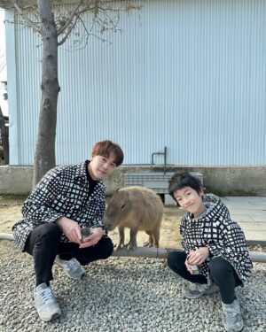 Wen-Sing Huang Instagram - 上週「廢物媽媽育兒農場」 @love_alpaca0316 一日遊。
出門玩當然要打扮一下啦😎今天穿的父子裝，是在路上不會撞衫獨一無二的財財手作服飾，從布料挑選到設計都可以依照個人喜好去訂製，而且面料舒服做工細緻，結合日系風格造型，獨特帥氣，親子裝是他們的暢銷款👍如果想逛逛，可以直接到新竹廢物媽媽育兒農場裡面選購！
採預約制的農場很特別，每個小動物都有他們自己的名字，農場內不會有異味，反而是太陽光線充足動線規劃也很好，能感受得到牠們是有被用心照顧的寵物👍面對人群不會恐懼或有攻擊性，裡面有水豚君、浣熊、梅花鹿、羊駝、小馬等，一大堆可愛的小動物，牠們既溫馴又熱情，不停的吃著我們餵食的牧草和紅蘿蔔，還可以輕輕的撫摸牠們和牠們拍拍照，超級療癒～
但是小星看到什麼都說想要養！真是嚇死我了🤣🤣🤣
和小動物們玩了一圈後再到市集逛逛，除了有販售服飾外，還有精美紀念品、玩偶、餅乾等，我們買了一盒很好吃的甜餅乾，回家的路上邊吃邊回味🥰
晚上小星秒睡，臉上仍掛著笑容☺️廢媽媽農場很適合全家大小來玩，小孩可以放電、媽媽可以逛服飾拍美照、還可以近距離觀察可愛動物，真是好所在啊👍
農場資訊👇
廢物媽媽育兒農場
☎：0988-911-572
⏰ : 週一~週日 9:00~16:00
🏠：新竹市香山區海埔路518巷75弄85之1號
注意這裡是網路預約制
要來前要先預約喔！

#黃文星 #huangwenhsing #廢物媽媽育兒農場 #新竹景點 #財財的手作基地 #育兒景點