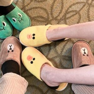 Wen-Sing Huang Instagram - 帶小星入住台中麗寶樂園Line主題房，再去熊大的麗寶小鎮玩，各式各樣的主題商店和人物，好像走進Line裡面🤩沒想到我也被它們萌翻了😆實在太可愛～太好拍了～

#黃文星 #huangwenhsing #台中麗寶樂園 #line主題房 #雄大的麗寶小鎮 #台中住宿 #台中景點