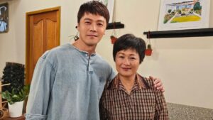 Wen-Sing Huang Instagram - 年輕時大概看過100遍的「桃太郎」，想不到這輩子可以跟傳奇人物小樓姐演母子😂😂😂 第一次合作馬上就進入母子情深的狀況☺️ @ftvdiary 

#黃文星 #huangwenhsing #愛的榮耀 #冠廷 #民視 
#桃太郎 #傳奇人物 #林小樓 #小樓姐 #母子
