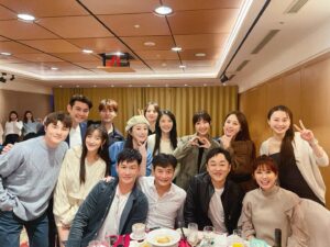 Wen-Sing Huang Instagram - 謝謝小燕 @athena.1120 的邀請☺️好久沒見了～看到
@koc_skin 越做越好，很替妳開心。祝妳們龍年大吉大利、生意興龍喔🎉

#黃文星 #huangwenhsing #克麗詩黛尾牙 #老朋友