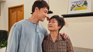 Wen-Sing Huang Instagram - 年輕時大概看過100遍的「桃太郎」，想不到這輩子可以跟傳奇人物小樓姐演母子😂😂😂 第一次合作馬上就進入母子情深的狀況☺️ @ftvdiary 

#黃文星 #huangwenhsing #愛的榮耀 #冠廷 #民視 
#桃太郎 #傳奇人物 #林小樓 #小樓姐 #母子