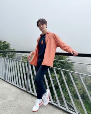 Wen-Sing Huang Instagram - 天氣好到九份老街走走，人潮洶湧😆太陽下山後起濃霧有著仙境般的風景，拍了好幾張照片😎😎😎

襯衫 @hellocindy0226 

#黃文星 #huangwenhsing #九份老街 #天氣真好 #人超多😆