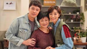 Wen-Sing Huang Instagram - 年輕時大概看過100遍的「桃太郎」，想不到這輩子可以跟傳奇人物小樓姐演母子😂😂😂 第一次合作馬上就進入母子情深的狀況☺️ @ftvdiary 

#黃文星 #huangwenhsing #愛的榮耀 #冠廷 #民視 
#桃太郎 #傳奇人物 #林小樓 #小樓姐 #母子