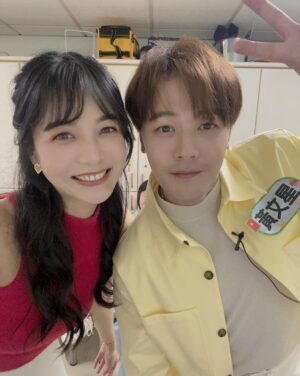 Wen-Sing Huang Instagram - 十幾年沒上天才衝衝衝 @geniusgogogo 遇到很多好朋友，原本很緊張，結果從頭笑到尾🤣🤣🤣過年要準時鎖定喔☺️

@bugssapphire  @sharalinmusic 
#黃文星 #huangwenhsing #天才衝衝衝 #華視 #老朋友 #過年特別節目