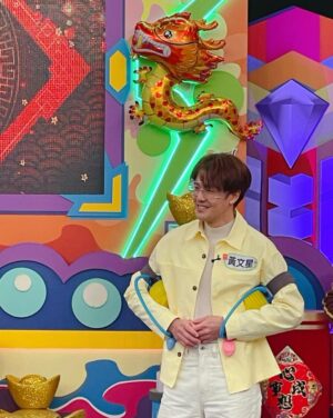 Wen-Sing Huang Instagram - 十幾年沒上天才衝衝衝 @geniusgogogo 遇到很多好朋友，原本很緊張，結果從頭笑到尾🤣🤣🤣過年要準時鎖定喔☺️

@bugssapphire  @sharalinmusic 
#黃文星 #huangwenhsing #天才衝衝衝 #華視 #老朋友 #過年特別節目