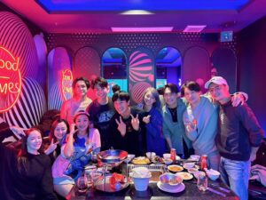 Wen-Sing Huang Instagram - 大家很關心我婚紗發文後是否會睡沙發🤣🤣🤣
結果昨晚去唱歌了😆沒想到現在KTV還可以吃火鍋欸～大開眼界欸🤩

#黃文星 #huangwenhsing #聚會 #兄弟攤 #唱歌 #吃火鍋