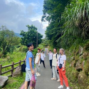 Wen-Sing Huang Instagram - 老婆帶小星出國玩，我孤單一個人🤣還好有兄弟和元帥陪我出去踏青吸收芬多精，吃美食放鬆心情加喇低賽超愜意的😌  @fu_arron  @stanly830 

#黃文星 #huangwenhsing #神之旅 #兄弟 #繡球花 #竹子花