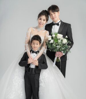 Wen-Sing Huang Instagram - 我們結婚時沒有繁瑣的儀式，簡單穿個拖鞋，連親友都沒有陪同就去登記了😆
總覺得儀式不是最重要的，重要的是婚後生活，卻也有點遺憾，沒有讓妳穿上婚紗。

妳說：沒關係，結婚10年後我們再拍。
我做到了！💪😎

11年前謝謝妳願意嫁給什麼都沒有的我，沒車沒房工作不穩定還騎了一台常壞掉的二手摩托車，和我一起組成一個圓滿的家，默默陪伴支持我的事業，照顧家裡和小星。

雖然妳現在脾氣不是很好，但我還是會疼愛妳一輩子的😆老婆 @aaapink0314 生日快樂、白色情人節、希望妳每天都健康快樂😘

婚紗 @c.h_wedding 

#黃文星 #huangwenhsing #婚紗 #婚紗照 #白色情人節快樂