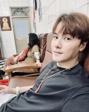 Wen-Sing Huang Instagram - 回屏東啦～陪老媽看電視聊聊天，簡單的小年夜☺️

#黃文星 #huangwenhsing #屏東 #老家 #屏東囡仔 #準備過年 #小年夜快樂