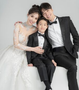 Wen-Sing Huang Instagram - 我們結婚時沒有繁瑣的儀式，簡單穿個拖鞋，連親友都沒有陪同就去登記了😆
總覺得儀式不是最重要的，重要的是婚後生活，卻也有點遺憾，沒有讓妳穿上婚紗。

妳說：沒關係，結婚10年後我們再拍。
我做到了！💪😎

11年前謝謝妳願意嫁給什麼都沒有的我，沒車沒房工作不穩定還騎了一台常壞掉的二手摩托車，和我一起組成一個圓滿的家，默默陪伴支持我的事業，照顧家裡和小星。

雖然妳現在脾氣不是很好，但我還是會疼愛妳一輩子的😆老婆 @aaapink0314 生日快樂、白色情人節、希望妳每天都健康快樂😘

婚紗 @c.h_wedding 

#黃文星 #huangwenhsing #婚紗 #婚紗照 #白色情人節快樂