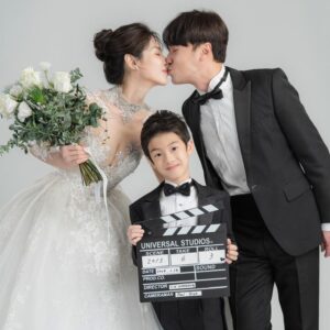 Wen-Sing Huang Instagram - 我們結婚時沒有繁瑣的儀式，簡單穿個拖鞋，連親友都沒有陪同就去登記了😆
總覺得儀式不是最重要的，重要的是婚後生活，卻也有點遺憾，沒有讓妳穿上婚紗。

妳說：沒關係，結婚10年後我們再拍。
我做到了！💪😎

11年前謝謝妳願意嫁給什麼都沒有的我，沒車沒房工作不穩定還騎了一台常壞掉的二手摩托車，和我一起組成一個圓滿的家，默默陪伴支持我的事業，照顧家裡和小星。

雖然妳現在脾氣不是很好，但我還是會疼愛妳一輩子的😆老婆 @aaapink0314 生日快樂、白色情人節、希望妳每天都健康快樂😘

婚紗 @c.h_wedding 

#黃文星 #huangwenhsing #婚紗 #婚紗照 #白色情人節快樂