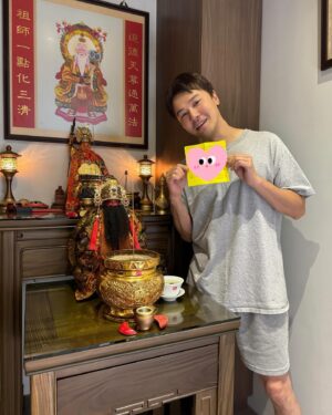 Wen-Sing Huang Instagram - 很珍惜這份幸福🥰
生日有家人朋友兄弟、元帥幫我過生日，還有一群支持我的粉絲同學們給祝福，內心好溫暖☺️謝謝大家🙏
生日願望是希望大家都平安健康，無憂無慮天天快樂、錢財好運旺旺來🎉🥳

#黃文星 #huangwenhsing #生日快樂 #謝謝大家 #生日願望