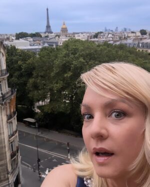 Wendi McLendon-Covey Instagram - Oops! I'm in Paris!
.
.
.
.
#nbcuniversal #olympics #parisolympics #teamusa