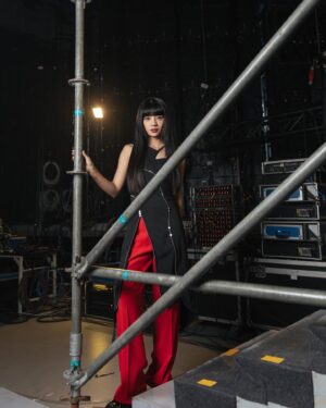 Wenny Lin Instagram - * 未來少女最終集⚡️⚡️⚡️期待發這組照片好久了，快樂ending❤️🖤

感謝每一集所有在妝髮造型上合作過的團隊和品牌🙏🏻感謝Joy跟吼呦都會替我把美美的樣子記錄下來📷

Hair: @ant_lo216 @tuantuanig
Makeup: @summer_lalayo
Stylist: @yyyang3_ @wyc_yen
Photographer: @Joyyygraphy
Dress：@jennlee_official
Shoes：@charleskeith_tw
Jewelry：@apmmonaco #apmmonaco

@nextgirlz.offical
#未來少女 #nextgirlz
#緋紅魅影 #黑曜精靈
#薄荷水晶 #日光之橙
#幻藍小熊 #紫月光
#幽靈水晶